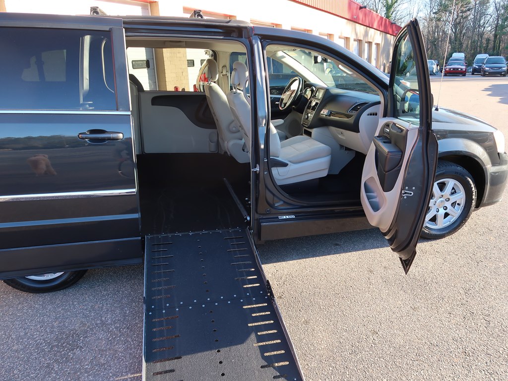 Photo 4 of this CHRYSLER TOWN & COUNTRY