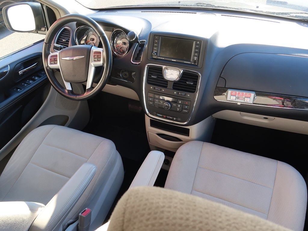Photo 8 of this CHRYSLER TOWN & COUNTRY
