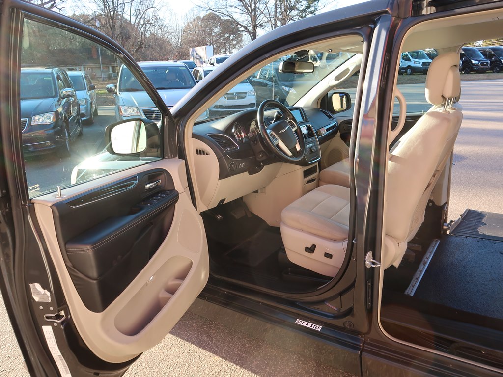 Photo 36 of this CHRYSLER TOWN & COUNTRY