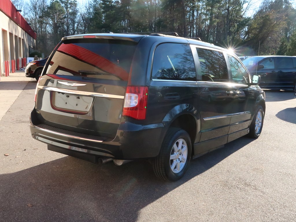 Photo 19 of this CHRYSLER TOWN & COUNTRY