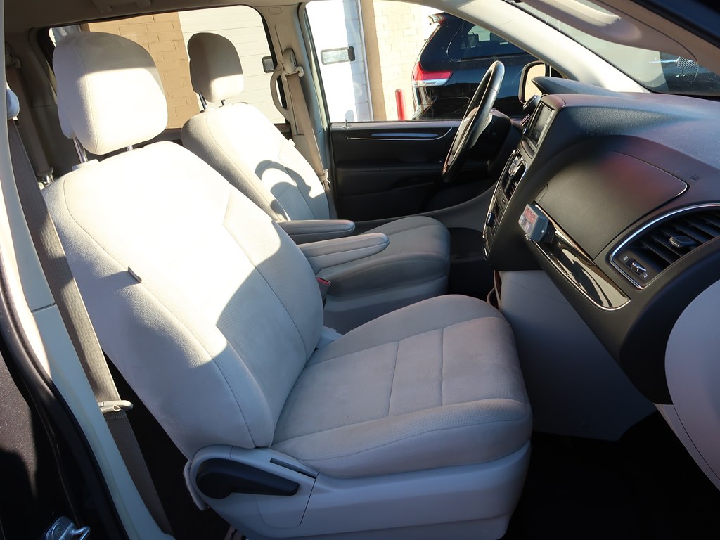 Photo 34 of this CHRYSLER TOWN & COUNTRY