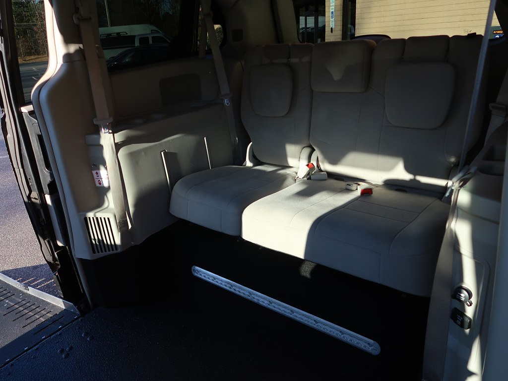 Photo 38 of this CHRYSLER TOWN & COUNTRY