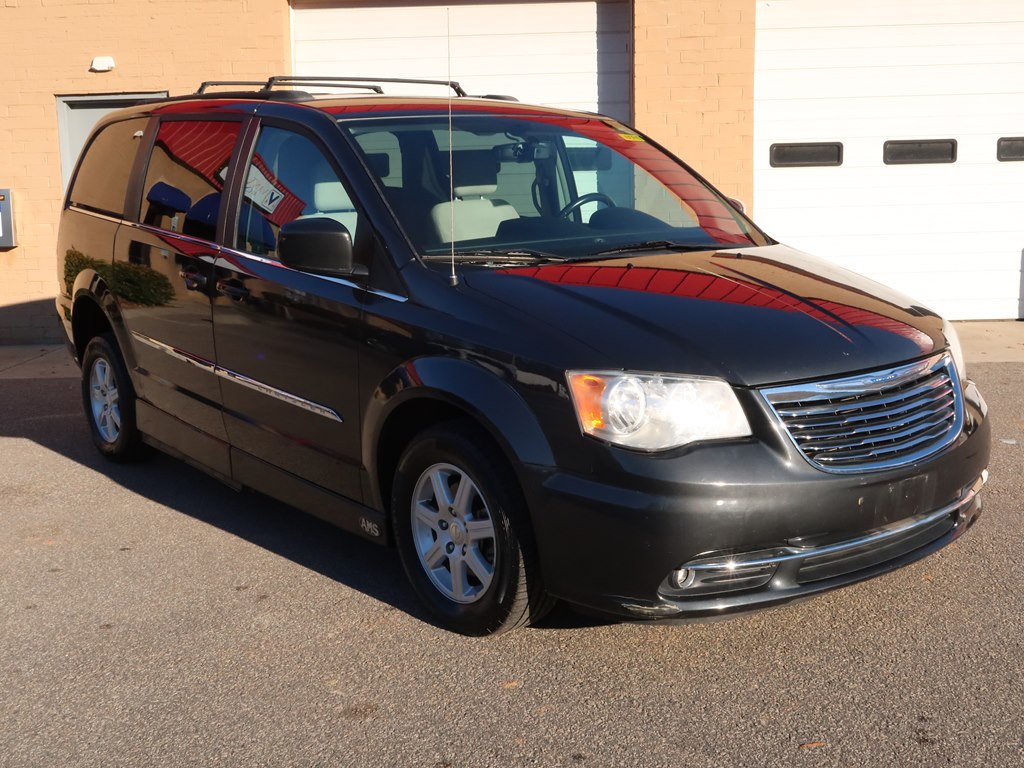 Photo 11 of this CHRYSLER TOWN & COUNTRY