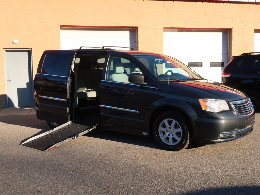 Photo 5 of this CHRYSLER TOWN & COUNTRY