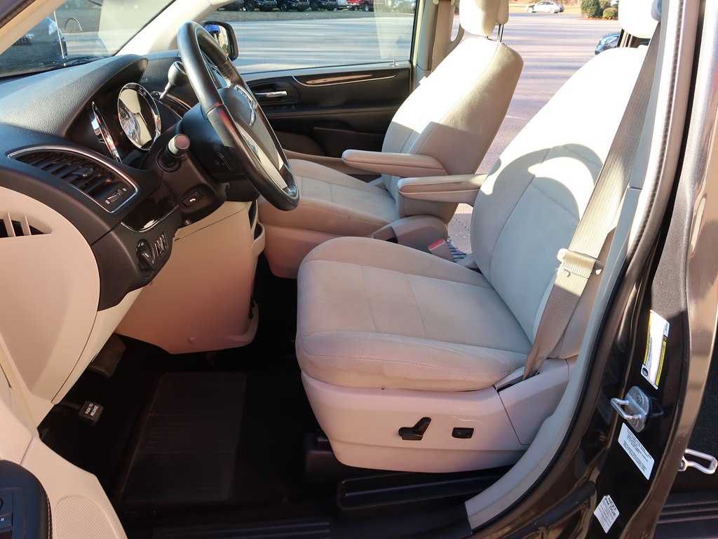 Photo 37 of this CHRYSLER TOWN & COUNTRY