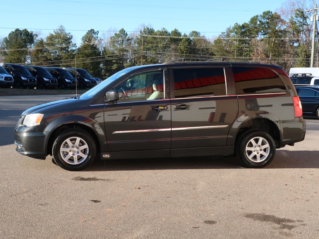 Photo 17 of this CHRYSLER TOWN & COUNTRY
