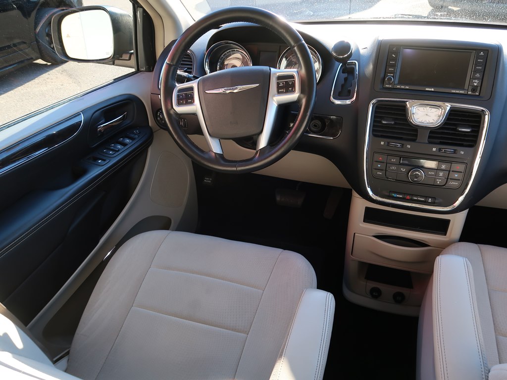 Photo 27 of this CHRYSLER TOWN & COUNTRY