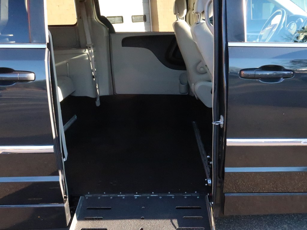 Photo 7 of this CHRYSLER TOWN & COUNTRY