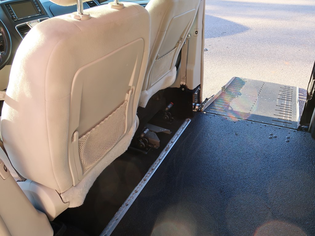 Photo 39 of this CHRYSLER TOWN & COUNTRY