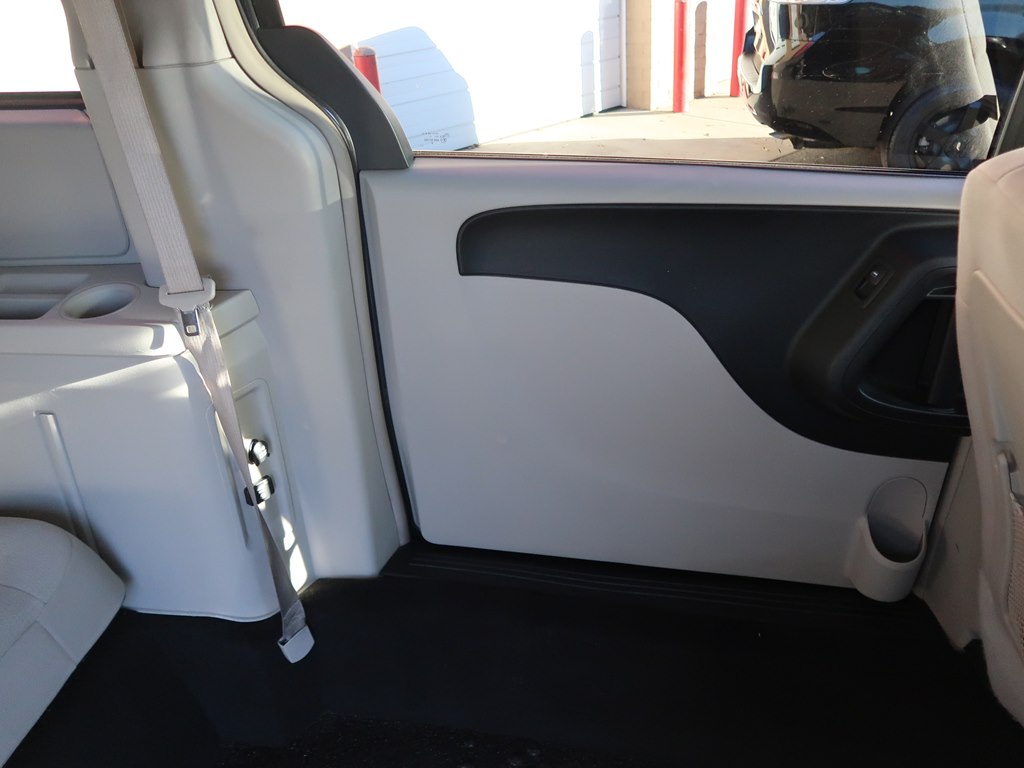 Photo 25 of this CHRYSLER TOWN & COUNTRY