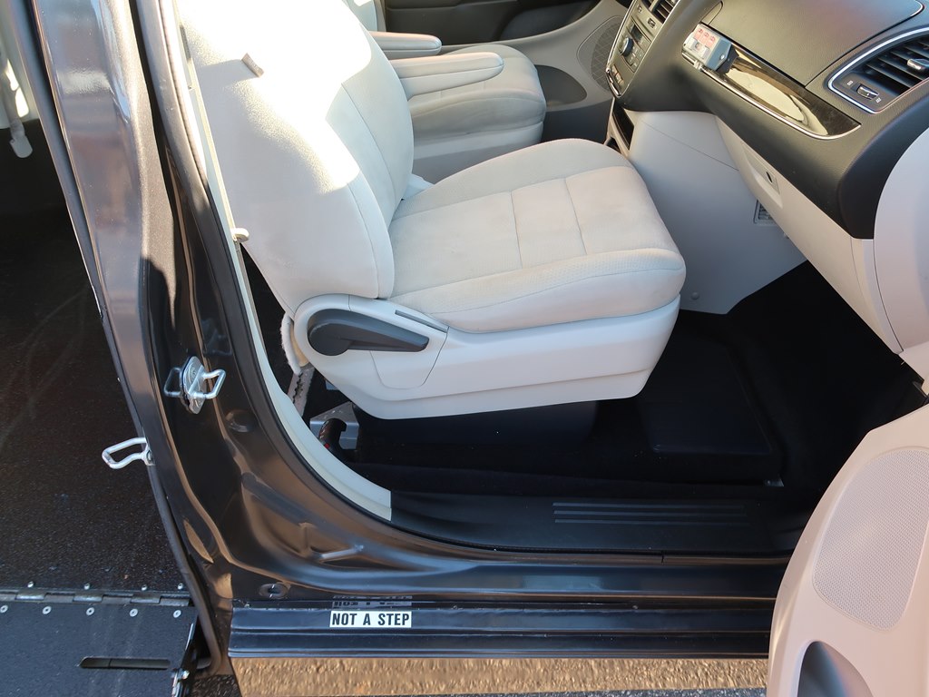 Photo 32 of this CHRYSLER TOWN & COUNTRY