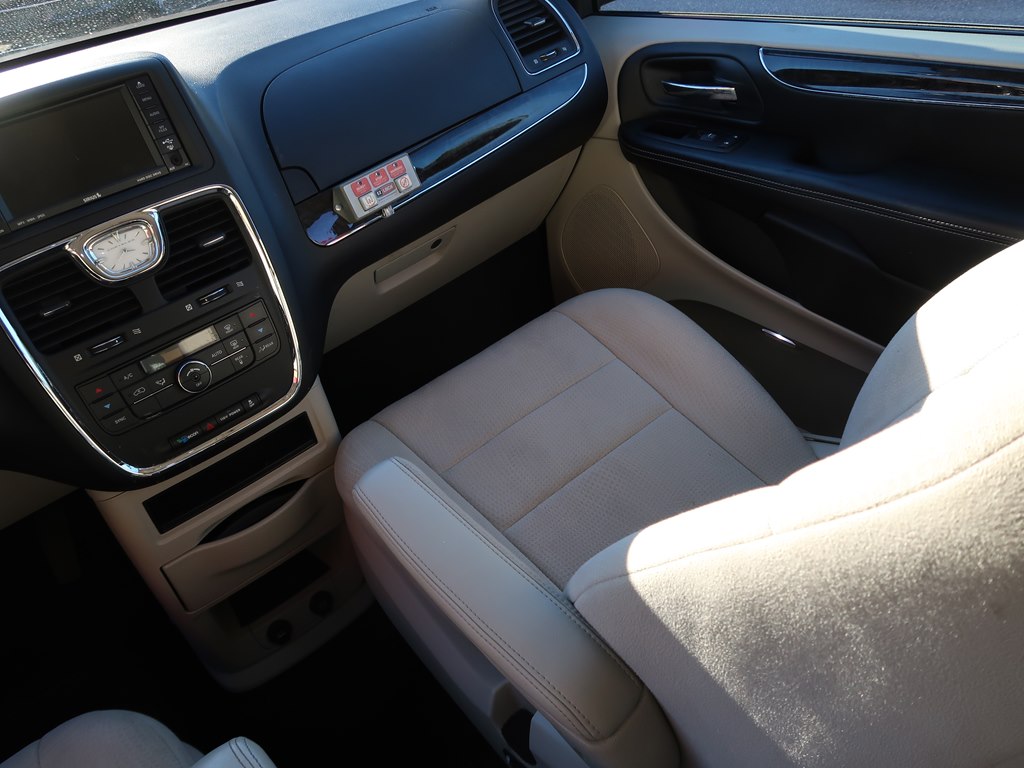 Photo 28 of this CHRYSLER TOWN & COUNTRY