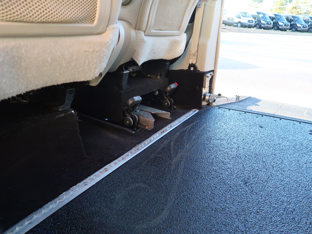 Photo 40 of this CHRYSLER TOWN & COUNTRY