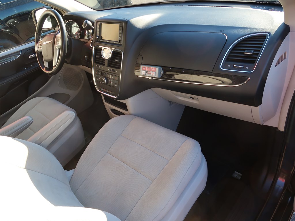 Photo 33 of this CHRYSLER TOWN & COUNTRY
