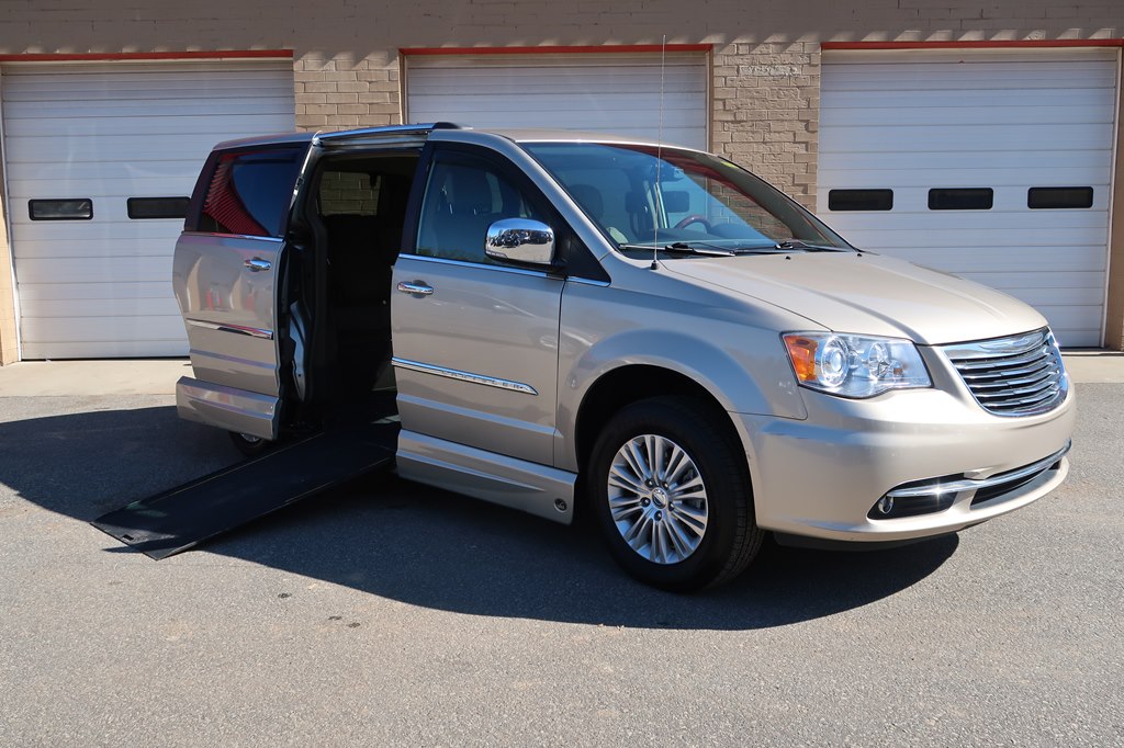 Photo 27 of this CHRYSLER TOWN & COUNTRY