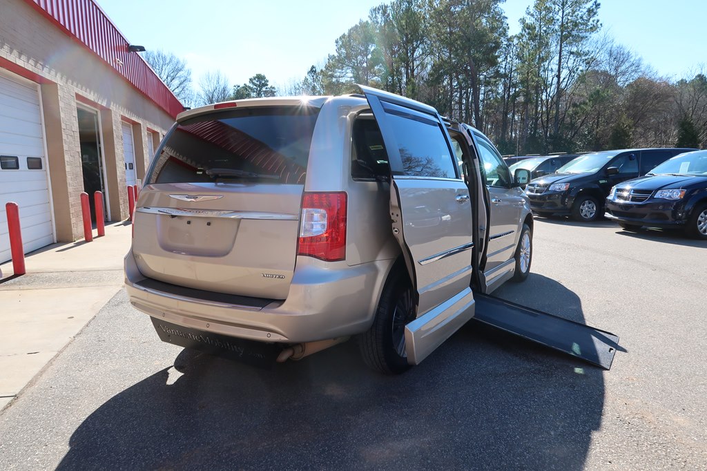 Photo 35 of this CHRYSLER TOWN & COUNTRY