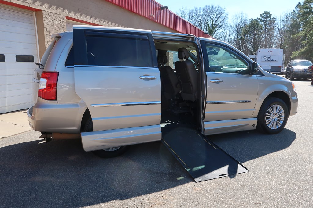 Photo 36 of this CHRYSLER TOWN & COUNTRY