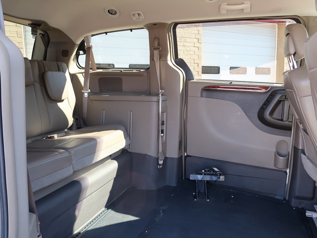 Photo 8 of this CHRYSLER TOWN & COUNTRY