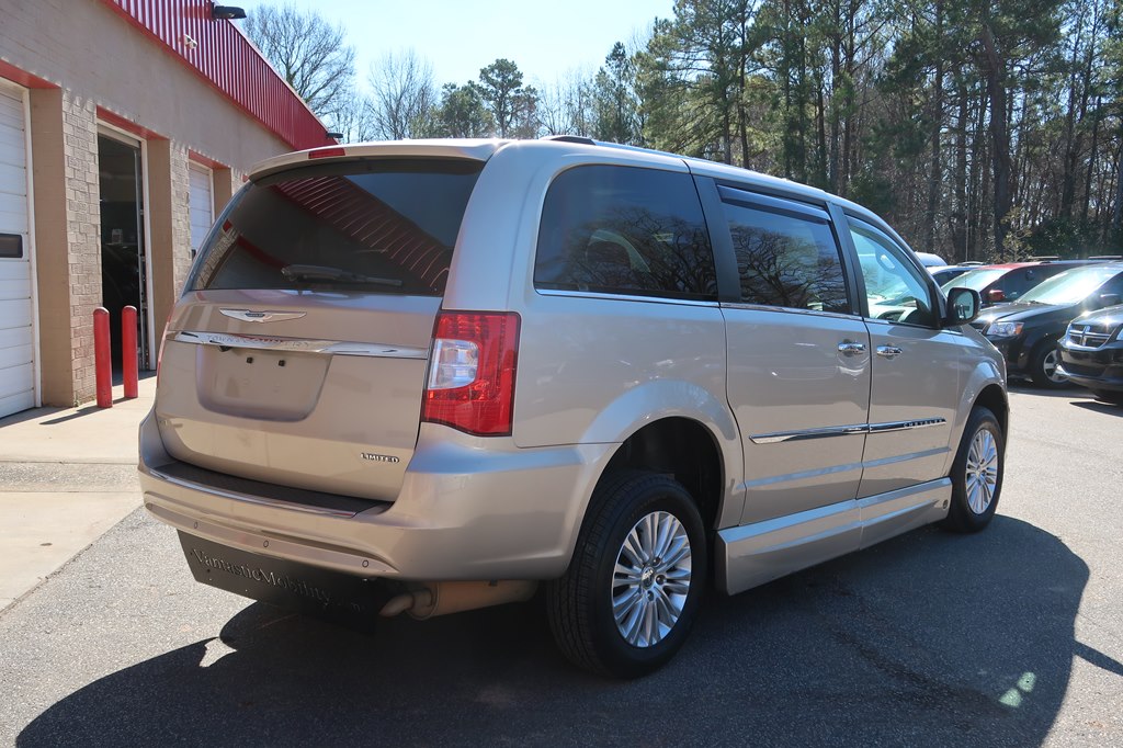 Photo 24 of this CHRYSLER TOWN & COUNTRY
