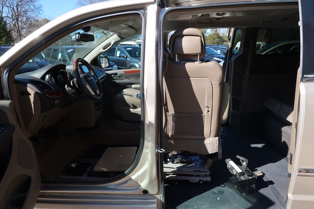 Photo 57 of this CHRYSLER TOWN & COUNTRY