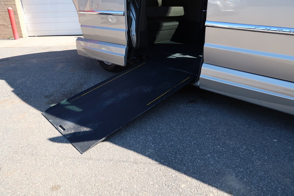 Photo 30 of this CHRYSLER TOWN & COUNTRY