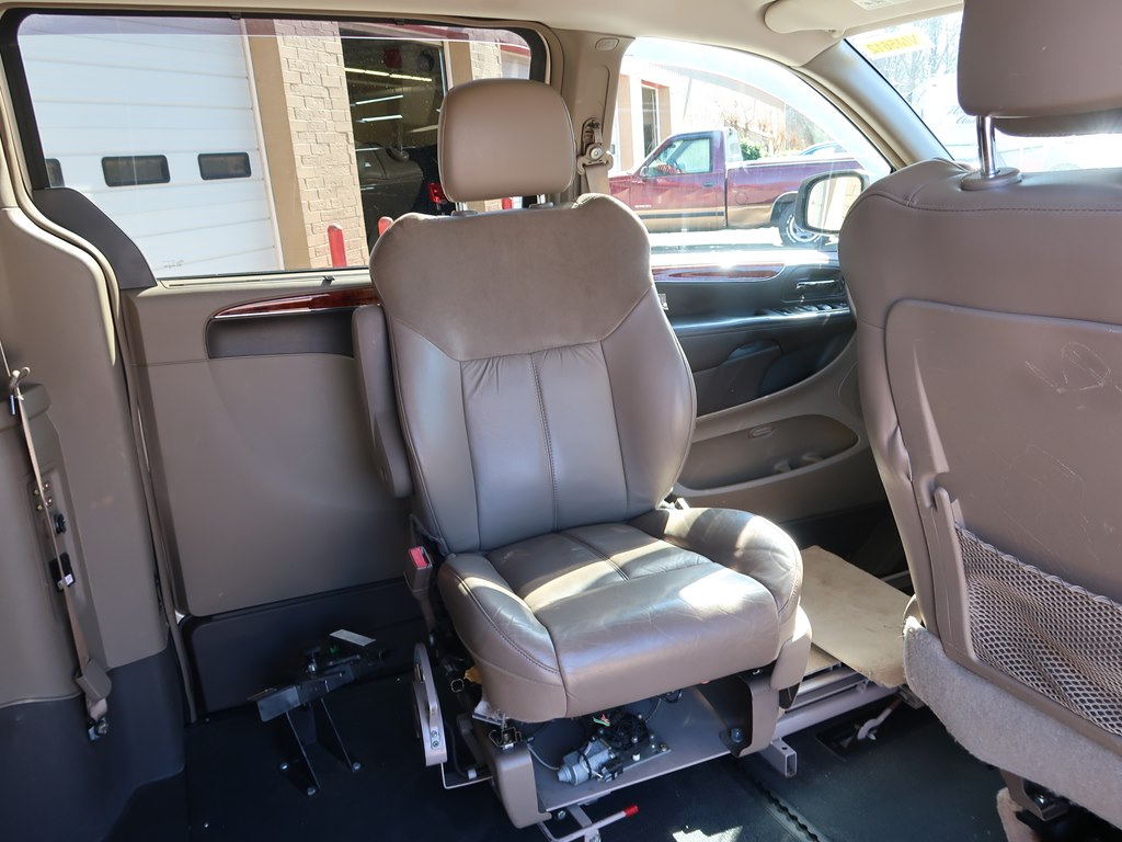 Photo 53 of this CHRYSLER TOWN & COUNTRY