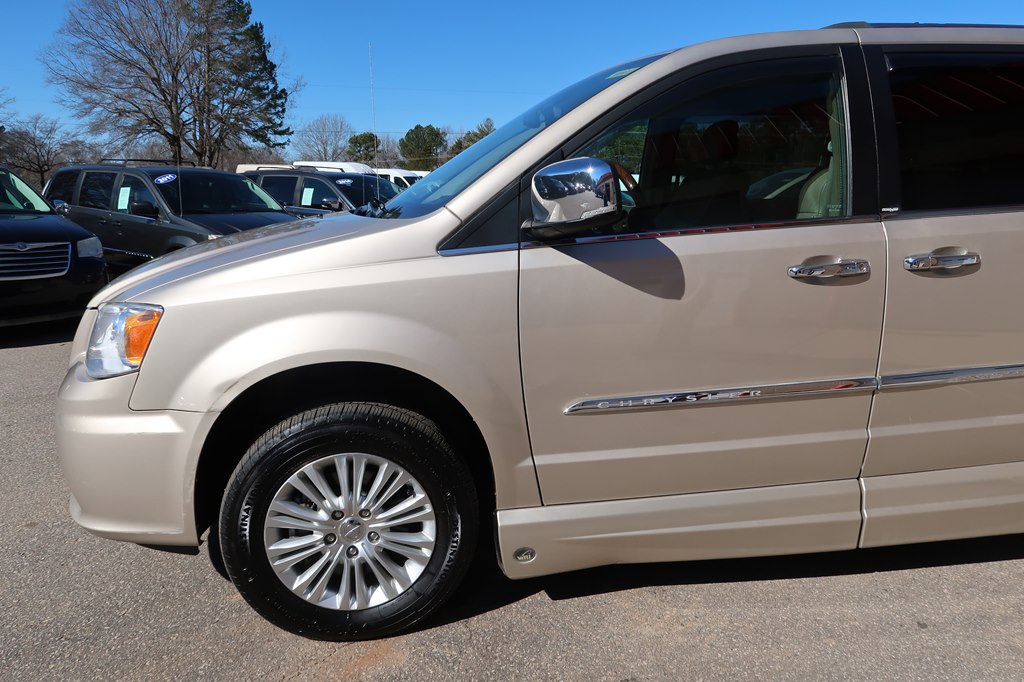 Photo 68 of this CHRYSLER TOWN & COUNTRY