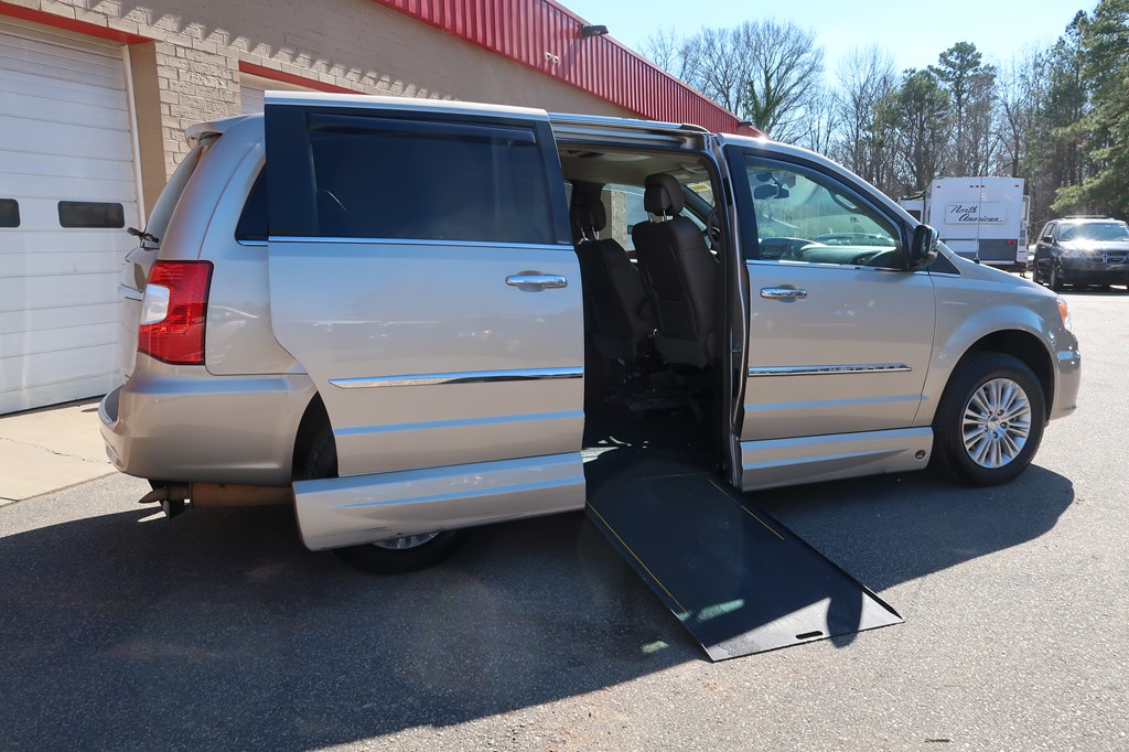 Photo 37 of this CHRYSLER TOWN & COUNTRY