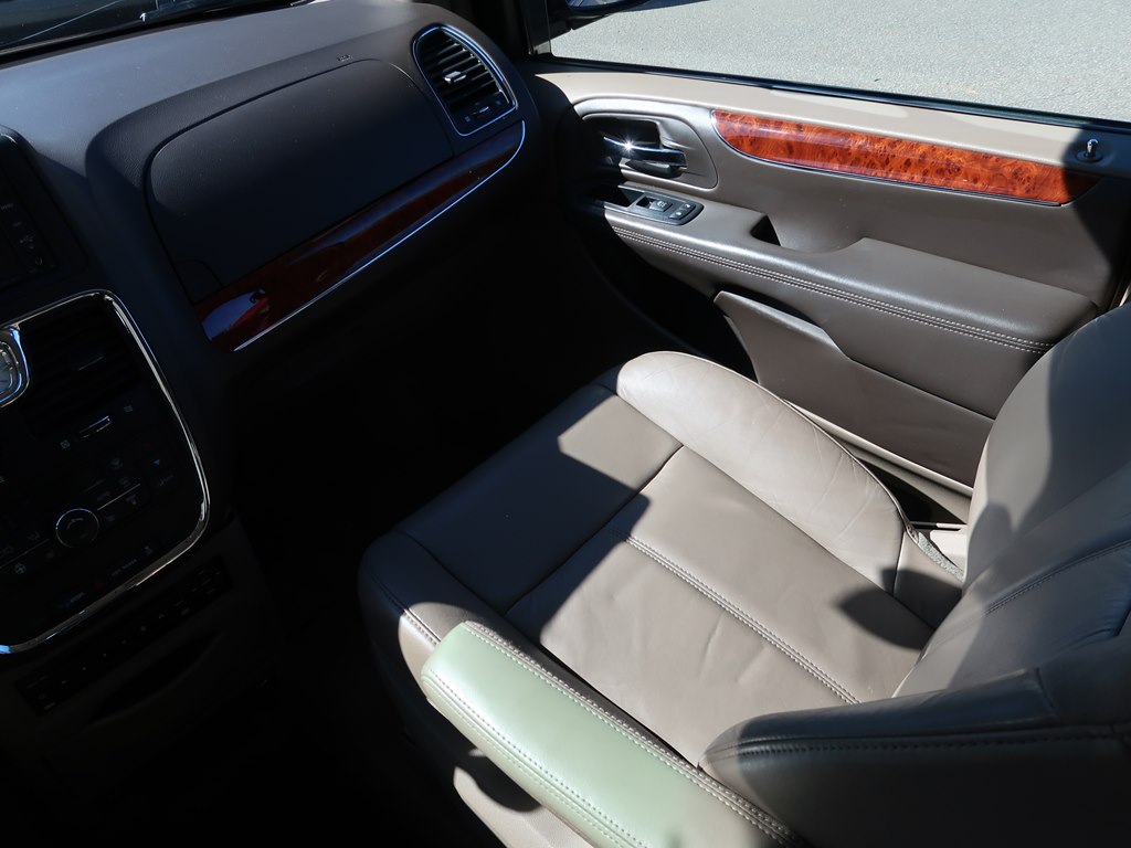 Photo 47 of this CHRYSLER TOWN & COUNTRY