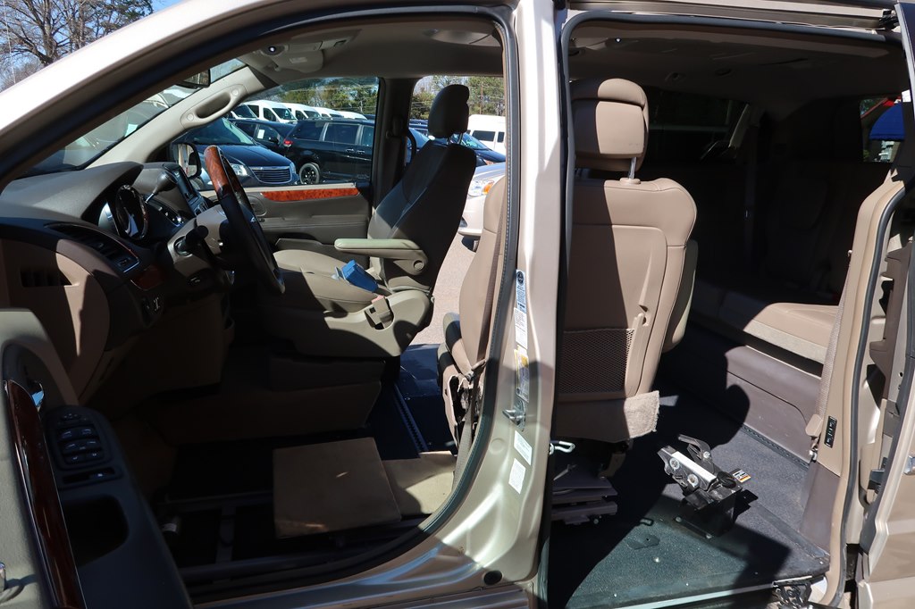 Photo 61 of this CHRYSLER TOWN & COUNTRY