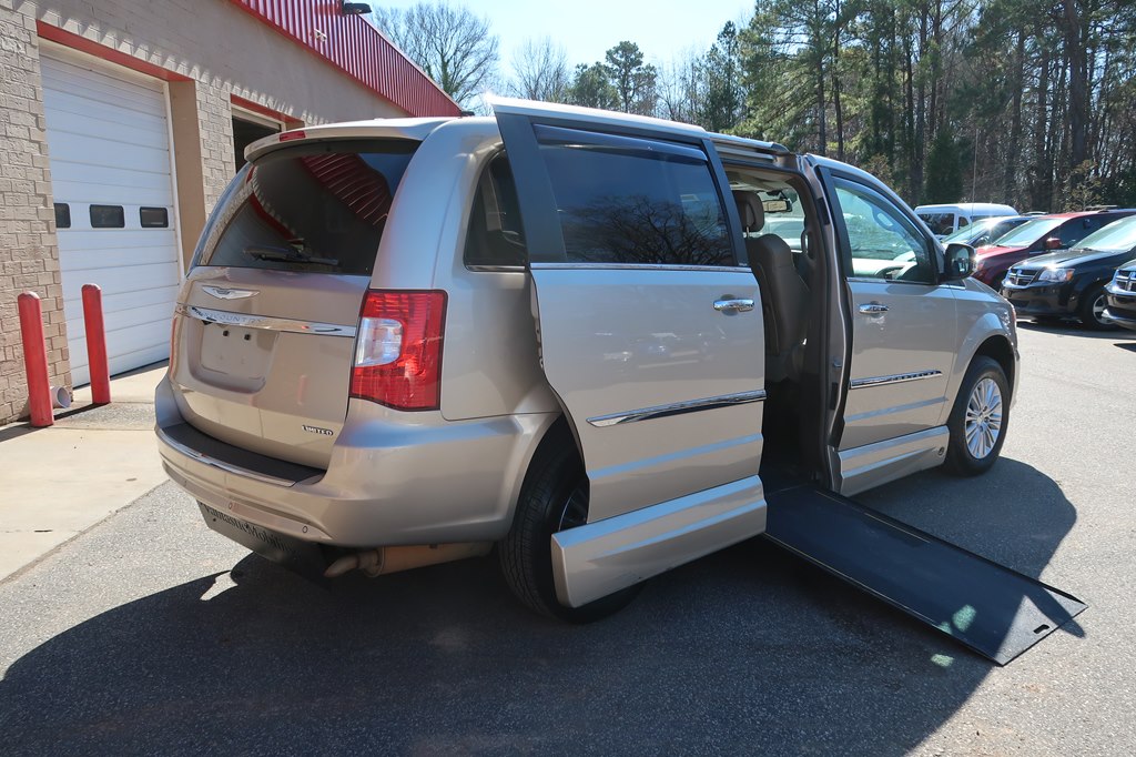 Photo 33 of this CHRYSLER TOWN & COUNTRY