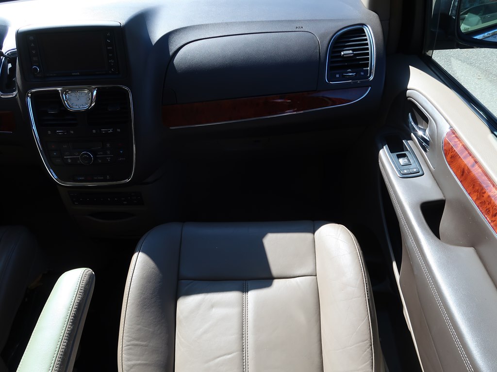 Photo 49 of this CHRYSLER TOWN & COUNTRY