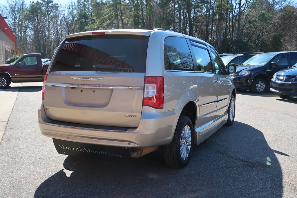 Photo 22 of this CHRYSLER TOWN & COUNTRY