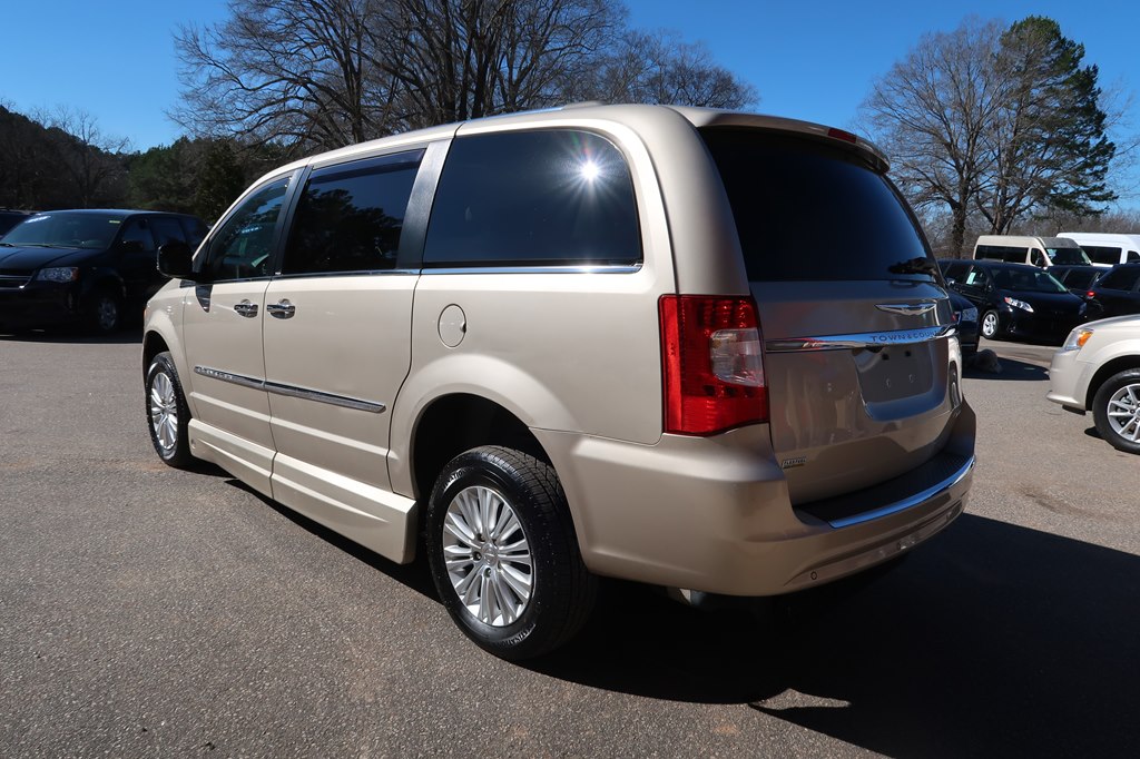 Photo 20 of this CHRYSLER TOWN & COUNTRY