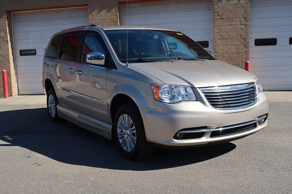 Photo 13 of this CHRYSLER TOWN & COUNTRY