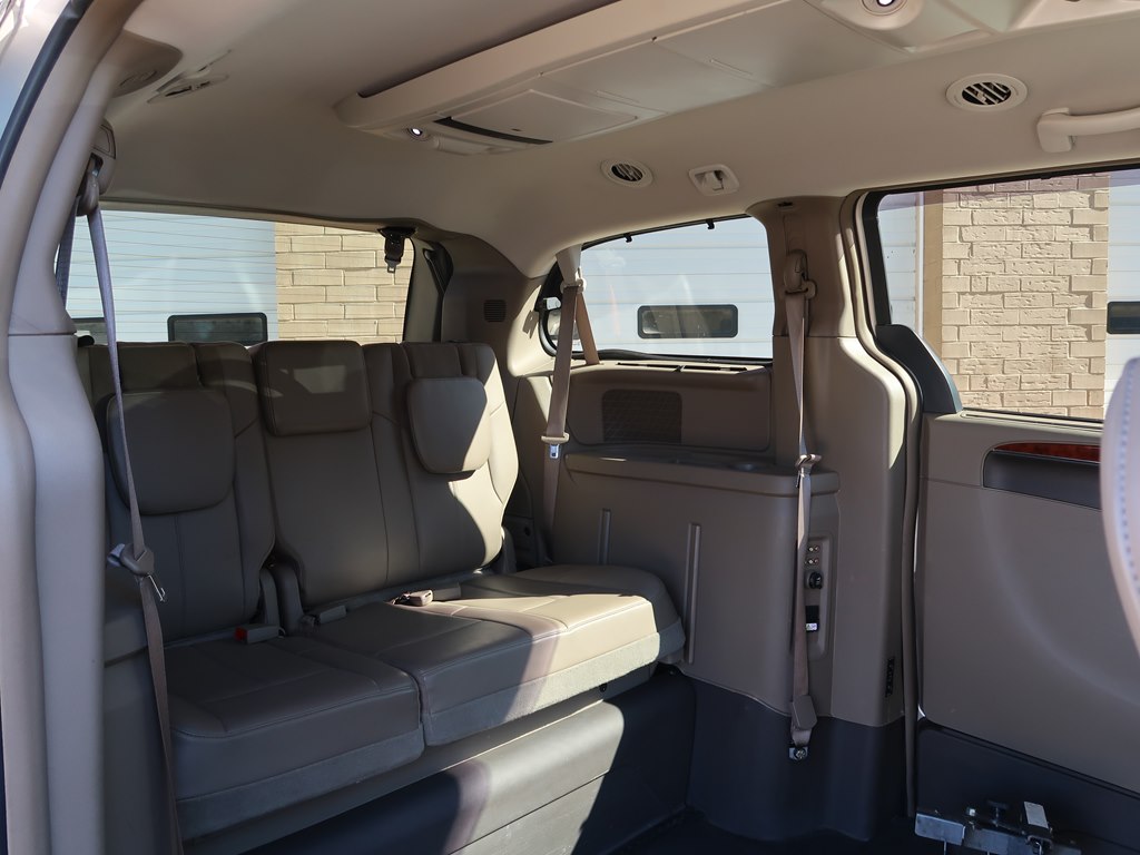 Photo 39 of this CHRYSLER TOWN & COUNTRY