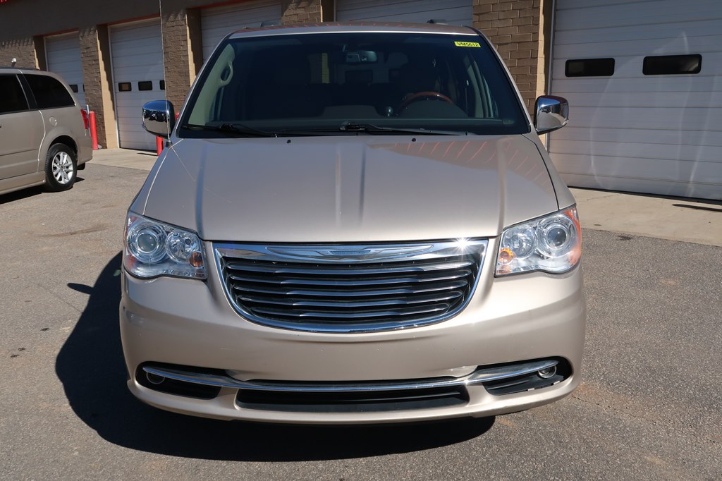 Photo 14 of this CHRYSLER TOWN & COUNTRY