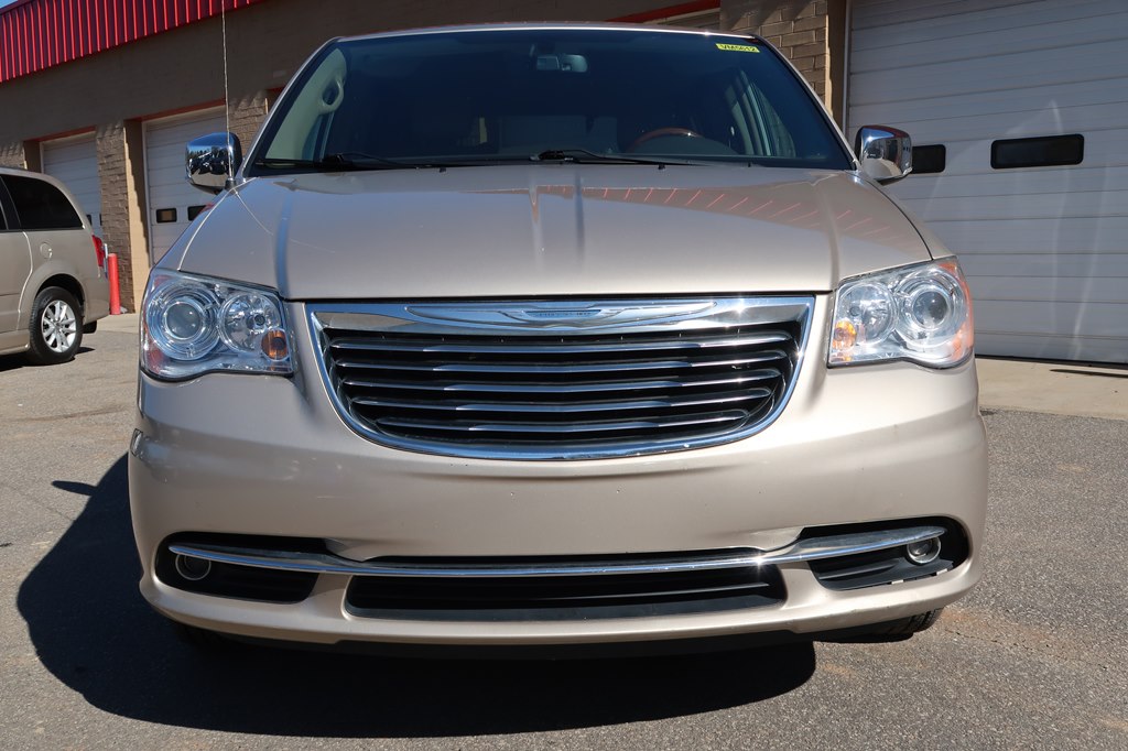 Photo 15 of this CHRYSLER TOWN & COUNTRY