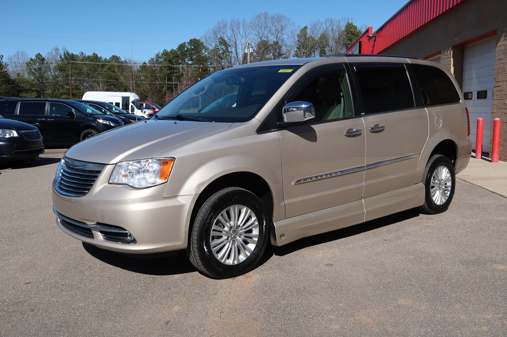 Photo 17 of this CHRYSLER TOWN & COUNTRY