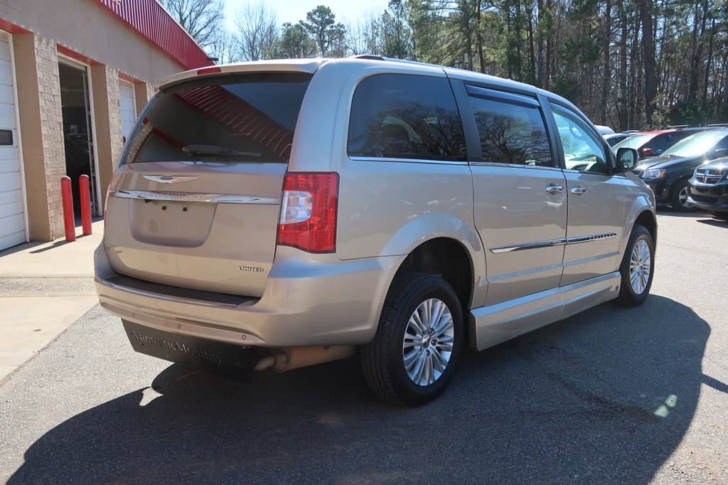 Photo 23 of this CHRYSLER TOWN & COUNTRY
