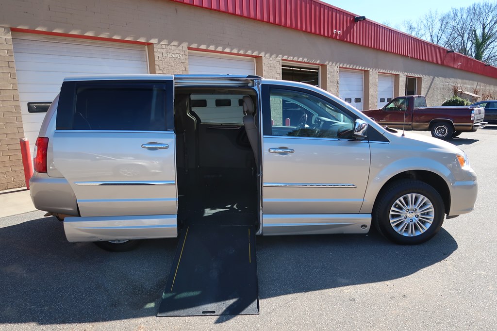 Photo 31 of this CHRYSLER TOWN & COUNTRY