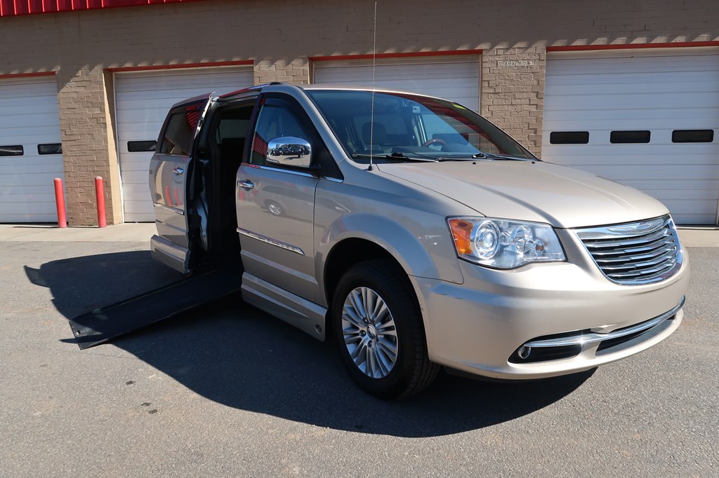 Photo 29 of this CHRYSLER TOWN & COUNTRY