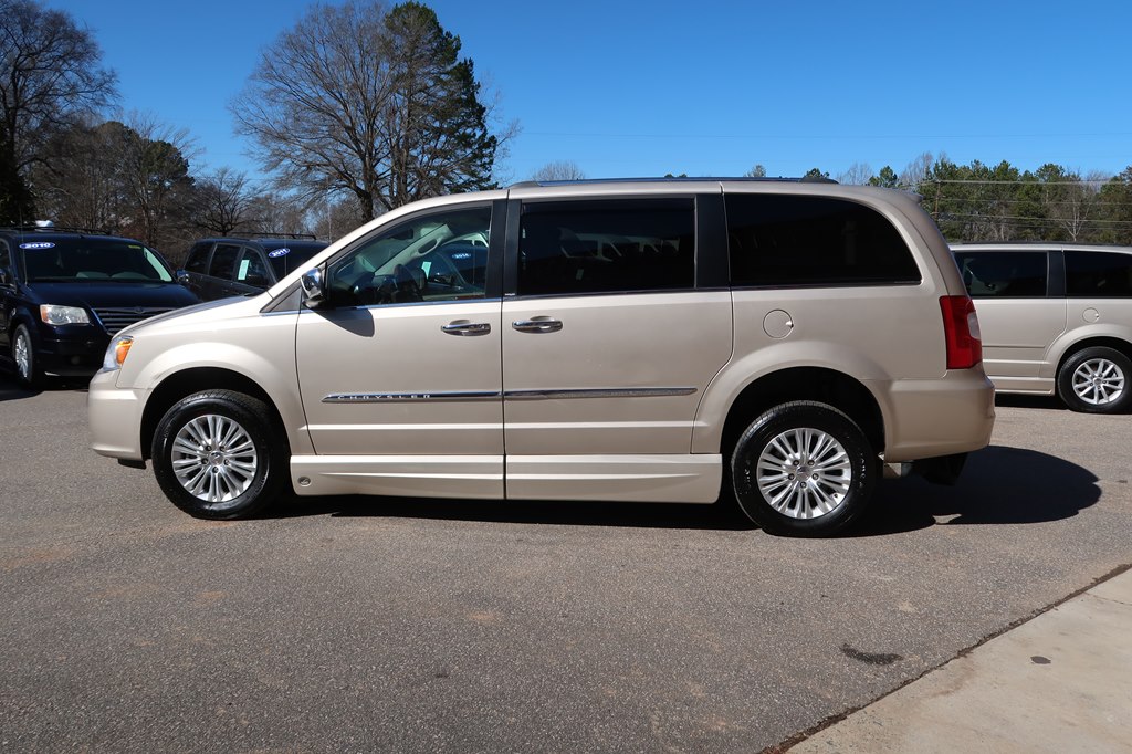 Photo 19 of this CHRYSLER TOWN & COUNTRY