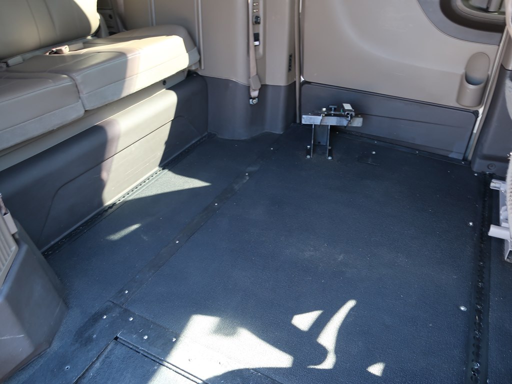 Photo 9 of this CHRYSLER TOWN & COUNTRY