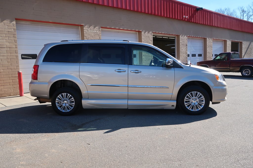 Photo 25 of this CHRYSLER TOWN & COUNTRY