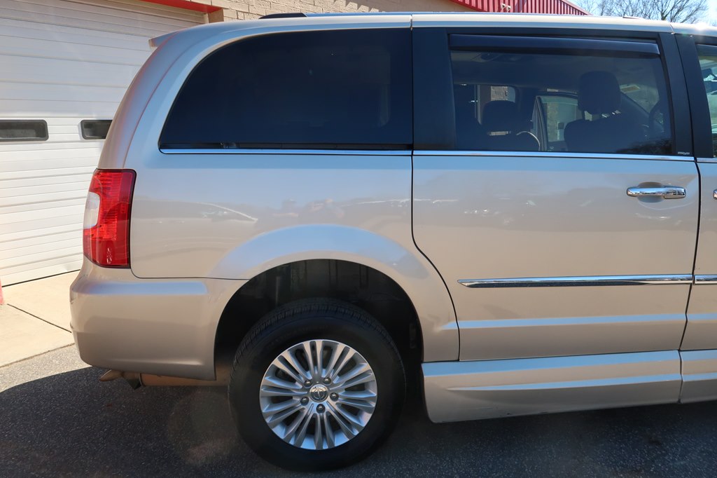 Photo 66 of this CHRYSLER TOWN & COUNTRY