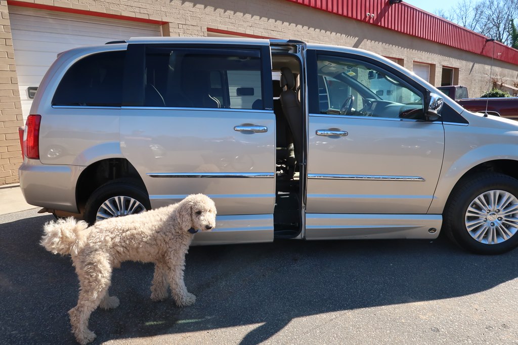 Photo 65 of this CHRYSLER TOWN & COUNTRY