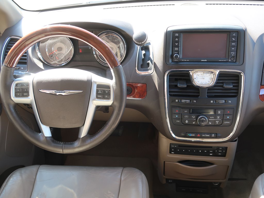 Photo 6 of this CHRYSLER TOWN & COUNTRY