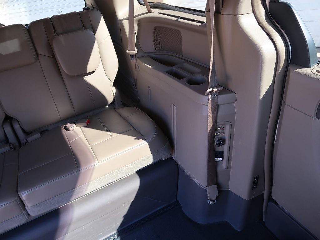 Photo 44 of this CHRYSLER TOWN & COUNTRY