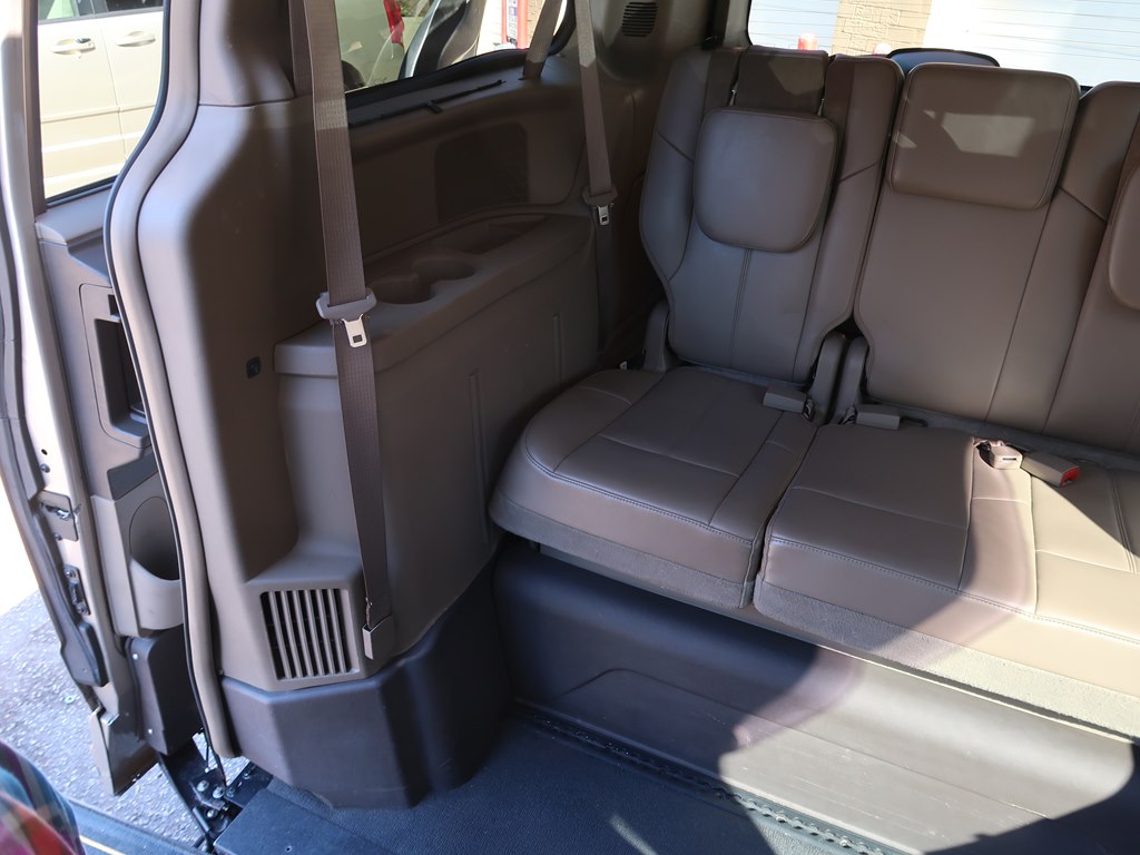Photo 43 of this CHRYSLER TOWN & COUNTRY